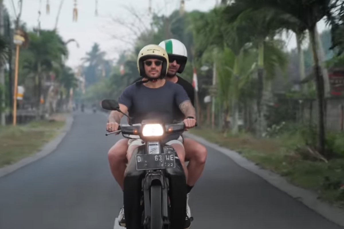 motor bebek, Astrea Prima, Bali, Honda Astrea Prima, Chris Hemsworth, Sahabat Chris Hemsworth Keliling Bali Pakai Bebek Honda Astrea Prima