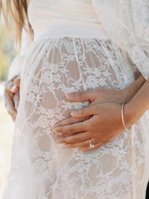 Tyler Bigenho, 7 Style Maternity Shoot Aurelie Moeremans, Serba Putih dan Romantis dengan Suami, 1. Kenakan gaun renda putih, 2. Potongan off-shoulder, 3. Riasan wajah natural "pregnancy glow", 4. Tatanan rambut dengan poni ikonis, 5. Aksesori minimalis untuk kesan timeless, 6. Kekompakan busana bersama Tyler Bigenho, 7. Kehangatan cahaya "golden hour"