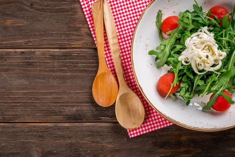 berat badan, cara menurunkan berat badan, 10 Cara Menurunkan Berat Badan Tanpa Harus Merasa Lapar, 1. Sesuaikan dengan kebutuhan pribadi, 2. Ukur porsi makanan, 3. Catat makanan sehari-hari, 4. Gunakan piring yang lebih kecil, 5. Atur waktu mengonsumsi kalori, 6. Dahulukan protein, 7. Masak dengan cerdas, 8. Pilih makanan padat gizi, 9. Makanan diet yang tepat, 10. Hati-hati saat makan bersama teman