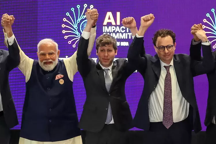Sam Altman, Anthropic, Dario Amodei, India, viral, ChatGPT, Claude, Momen Canggung Bos OpenAI dan Anthropic, Ogah Gandengan di Forum AI