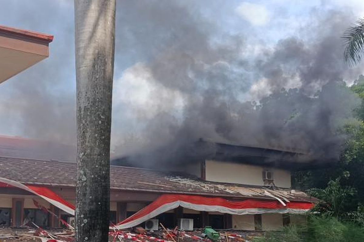 gedung dprd cirebon dibakar, demo dprd cirebon, demo di cirebon, Motor Satpam Terbakar Saat Rusuh di Gedung DPRD Cirebon: Bingung Bagaimana Bisa Berangkat Kerja