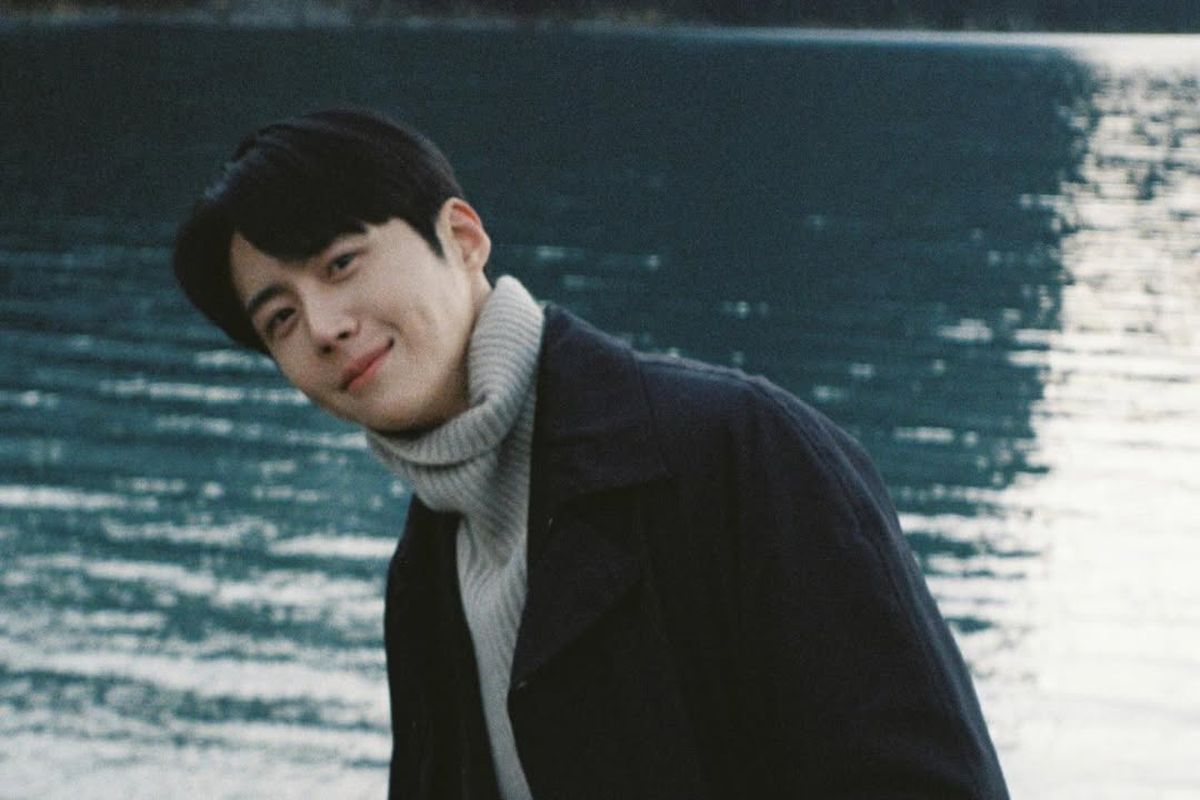 7 Style Kim Seon-ho di ‘Can This Love Be Translated?’, Smart Look, 1. Long coat, 2. Earth tone turtleneck, 3. Professional look, 4. Autumn layering, 5. Clean look white shirt, 6. Trench coat, 7. Cozy cardigan vibe