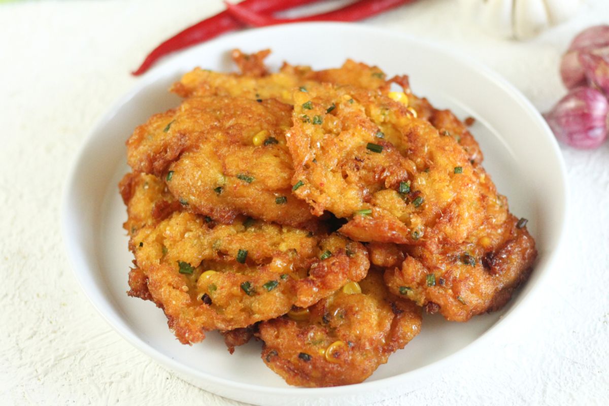 dadar jagung, Rahasia Warteg Bikin Dadar Jagung Tetap Kriuk Seharian, Ternyata Cuma Modal Tepung Ini!