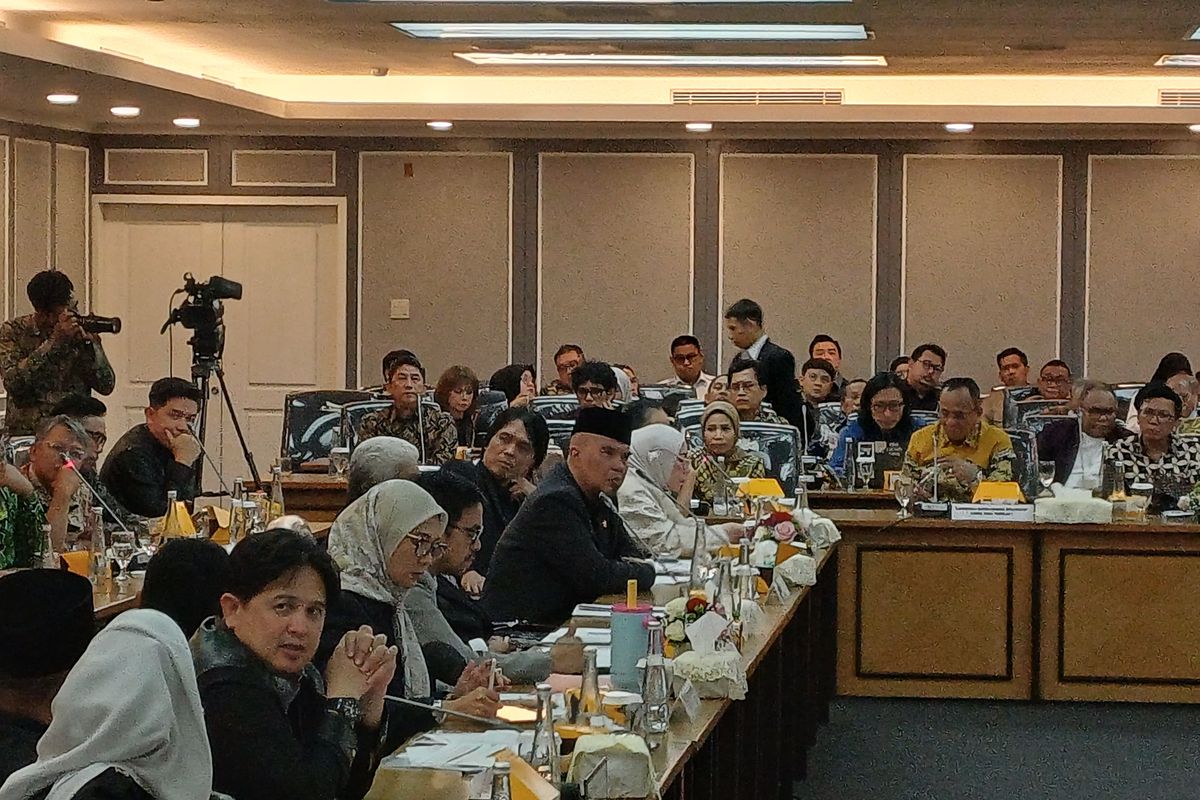Ariel NOAH, Ahmad Dhani, revisi UU Hak Cipta, royalti musik Indonesia, rapat dpr royalti musik, rapat royalti musik, Ahmad Dhani ditegur Komisi XIII, kericuhan rapat DPR royalti musik, Ariel Noah vs Ahmad Dhani di DPR, Kronologi Ahmad Dhani Hampir Diusir Saat DPR Bahas Royalti Musik, Awal rapat: Ariel Noah sampaikan keresahan penyanyi, Interupsi Ahmad Dhani bikin rapat ricuh, Judika angkat isu distribusi royalti, Dhani kembali potong pembicaraan, Ketua rapat tegur keras Ahmad Dhani