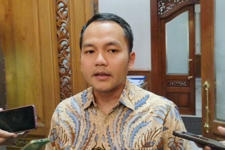 bajaj, bajaj online, Respati Ardi, Wali Kota Solo, respati ardi, Bajaj Online, bajaj online solo, bajaj online solo tak berizin, bajaj di Solo, Wali Kota Solo Geram Bajaj Online Tetap Beroperasi Meski Sudah Dilarang: Ngeyel, Angel, Wali Kota Solo Pertanyakan Ketaatan Operator, Maxride Klaim Pengoperasian Kembali Setelah STNK Terbit, Larangan Ditegaskan dalam Surat Edaran Wali Kota Surakarta, Aturan Angkutan Umum Roda Tiga