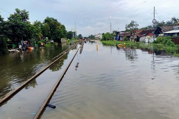 banjir, Menhub Tegaskan Penanganan Banjir di Jalur Kereta Api Harus Jangka Panjang, Curah hujan tinggi picu genangan di atas rel, Perlu kolaborasi banyak pihak, 124 Perjalanan kereta dibatalkan, Operasional kereta mulai pulih 85 persen