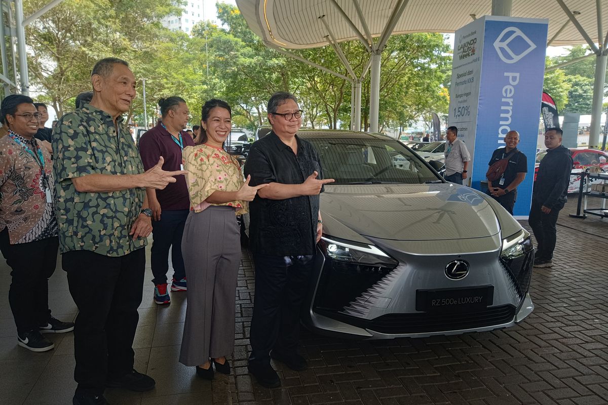 setir, GJAW 2025, Airlangga Hartarto, Yoke Steering Wheel, Kelakar Airlangga: Mobil Lexus Ini Mahal karena Punya Setir Unik