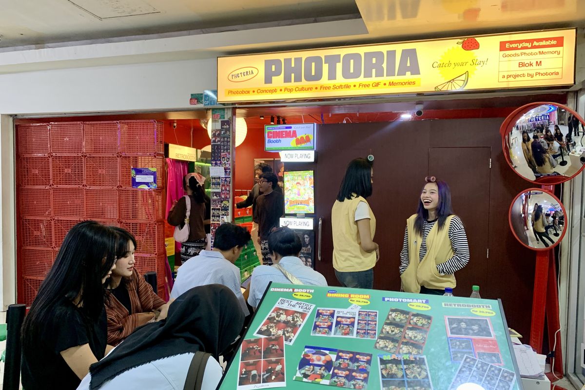 Blok M, tematik, 5 Rekomendasi Photobox di Blok M untuk Koleksi Foto Lucu Bareng Bestie, 1. Photoria Blok M Square, 2. OURself Studio, 3. Photograms Studio “Kaca”, 4. Pictant Market, 5. Bakal Lokasi Mejeng-Pick Me Photobooth