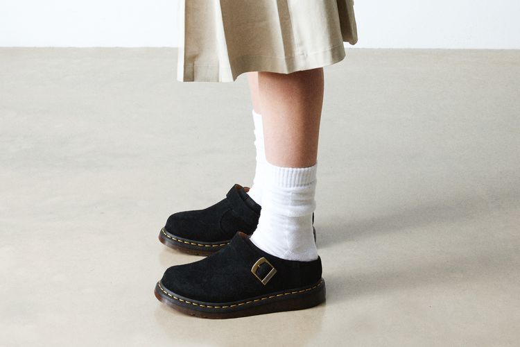 sandal untuk lebaran, sandal Dr Martens, sandal kulit, tren sandal 2025, Mengenakan Sandal Saat Lebaran: Tradisi atau Praktis?