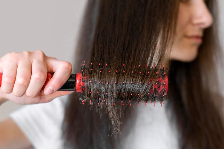 Rambut Menipis di Usia 40, Normal atau Tanda Masalah?, Perubahan hormon jadi faktor utama penipisan rambut, Kerontokan mendadak bisa dipicu stres dan kondisi medis, Pola makan dan gaya hidup berperan penting, Hindari styling berlebihan dan konsultasi ke dokter