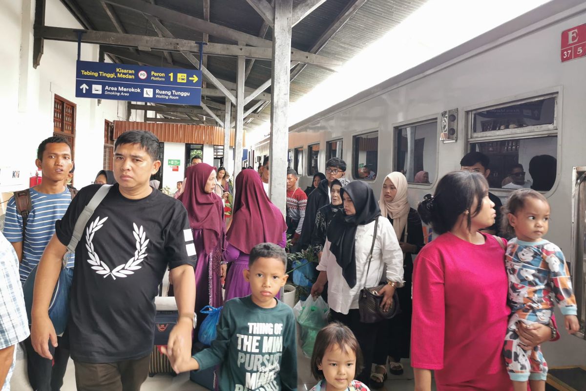 kereta api medan binjai, kereta api medan binjai 2025, kereta api medan binjai pasca banjir, kereta api medan binjai beroperasi kembali, Terdampak Banjir, Jalur Kereta Api Medan–Binjai Kini Beroperasi Kembali