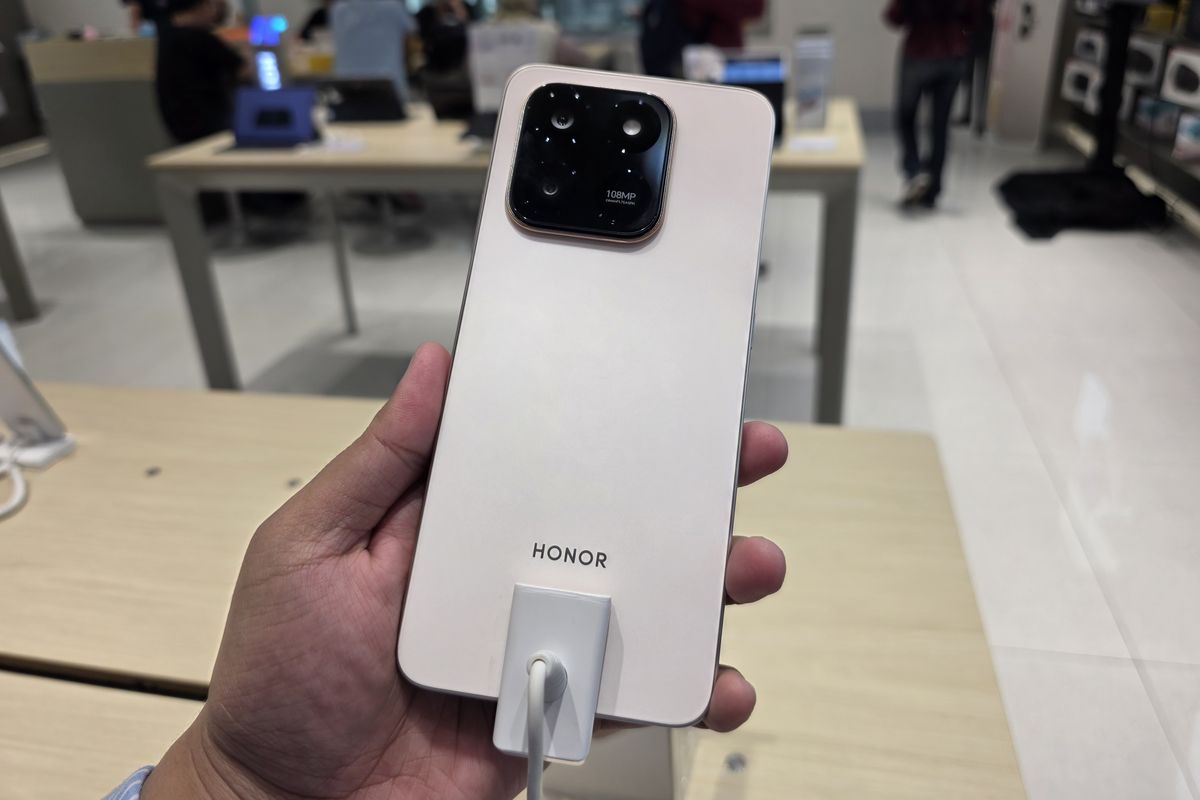 Honor, baterai jumbo, Honor X7d, Saya Buka Kotak Honor X7d Harga Rp 4,5 Juta, Isinya Ternyata Selengkap Ini, Unboxing Honor X7d: isi kotak super lengkap, Bodi terasa ringan dan tipis, Layar 120 Hz bikin scrolling mulus, Kamera 108 MP dan tombol AI khusus