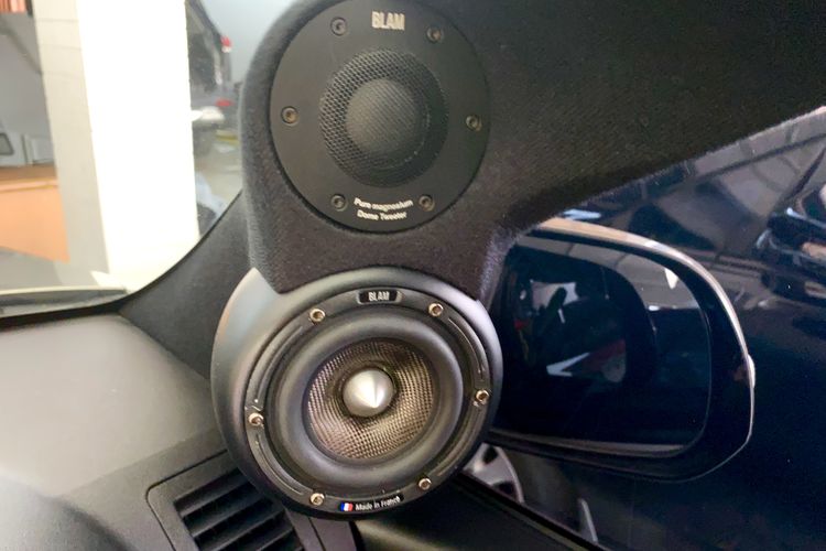 sistem audio mobil, speaker mobil, perbaikan speaker, penggantian speaker, Speaker Mobil: Perbaiki atau Ganti? Simak Penjelasannya!