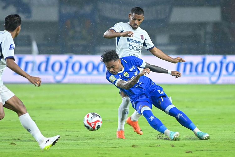 Persib Bandung, Persita Tangerang, Andrew Jung, Hasil Persib Vs Persita 1-0: Gol Andrew Jung Pastikan Maung Kokoh di Puncak