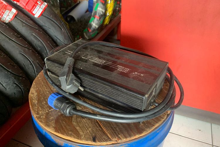 motor listrik, Jangan Asal Colok, Ini Cara Ngecas Baterai Motor Listrik yang Benar