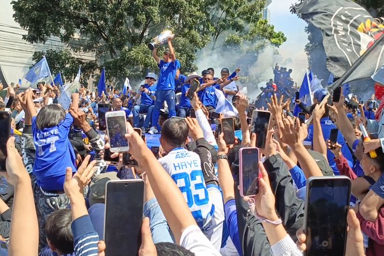 Persib, Super League 2025-2026, Bojan Hodak, Dedi Mulyadi, Persijap, Persib Juara, BERITA FOTO Konvoi Juara Persib, Bandung Lautan Biru