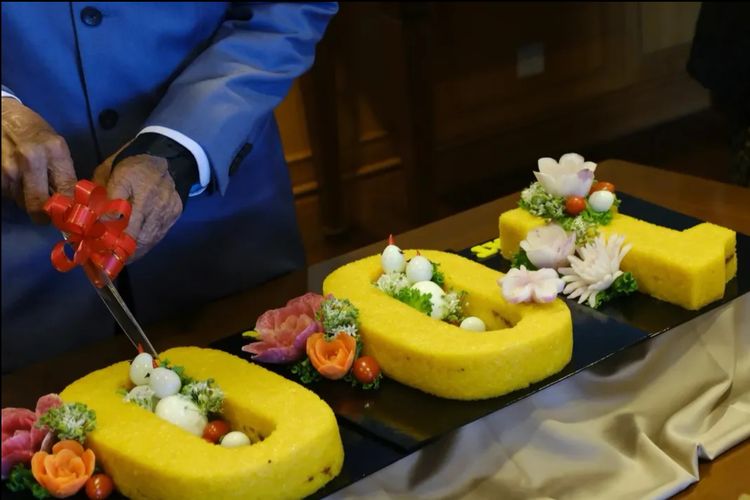 Mahathir Mohamad, tips panjang umur, Tips umur panjang, mahathir mohamad 100 tahun, mahathir mohamad 2025, mahathir mohamad usia, tips umur panjang, rahasia umur panjnag, rahasia umur panjang mahathir mohamad, 6 Rahasia Umur Panjang Mahathir Mohamad yang Berusia 100 Tahun, 1. Makan dalam porsi wajar, 2. Hindari makanan berlemak dan manis, 3. Tidur lebih awal, 4. Membaca, 5. Aktif secara fisik, 6. Tak mudah marah dan menjaga hubungan