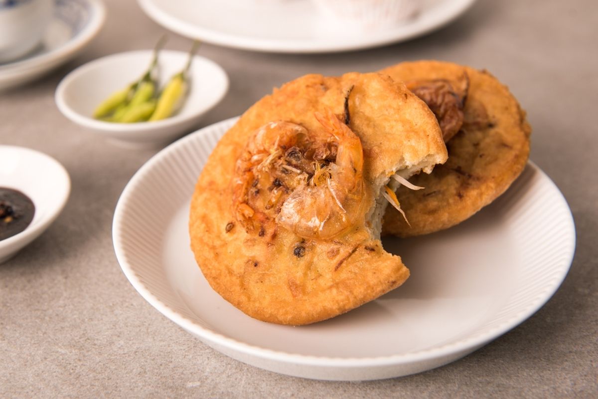 cara membuat bakwan udang, bakwan udang, resep bakwan udang tanpa soda kue, cara membuat bakwan udang yang enak, camilan udang, gorengan udang renyah, Resep Bakwan Udang Tanpa Soda Kue, Tetap Renyah Walau Sudah Dingin, Resep Bakwan Udang Tanpa Soda Kue (Untuk 3 Porsi), Cara Membuat Bakwan Udang Tanpa Soda Kue, Kunci Renyah Tanpa Soda Kue, Tips Tambahan