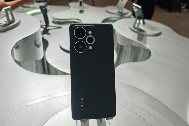 Smartphone, realme, Realme 15, Realme 15 pro, spesifikasi Realme 15 Pro, Hands-on Realme 15 Pro, HP Baterai 7.000 mAh yang Tipis dan Enteng, Elegan depan dan belakang, Baterai jumbo bobot enteng, Spesifikasi Realme 15 Pro, Harga Realme 15 Pro di Indonesia