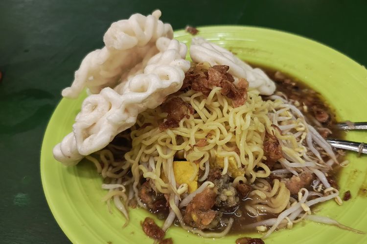 lauk, TasteAtlas, 10 Lauk Pendamping Khas Indonesia Terbaik Versi TasteAtlas, Ada Favoritmu?, 1. Perkedel, 2. Tempe Mendoan, 3. Nasi Kuning, 4. Sambal, 5. Tempe Goreng, 6. Sambal Matah, 7. Krupuk, 8. Krupuk Udang, 9. Nasi Timbel, 10. Tumis Kangkung