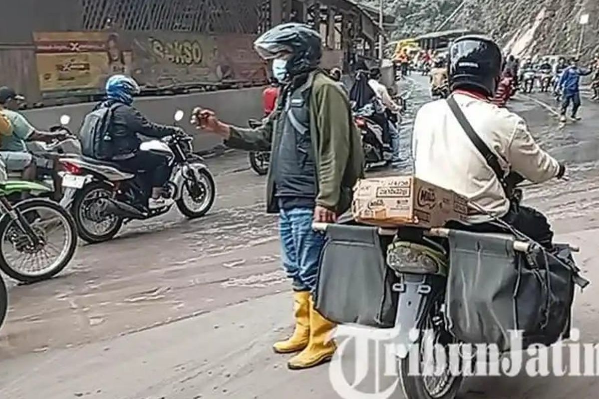 Semeru, Makassar, erupsi Gunung Semeru, Semeru meletus, erupsi semeru 2025, Gunung Semeru Erupsi, Kurir di Lumajang Tetap Bertugas Meski Jalur Dipenuhi Abu Vulkanik