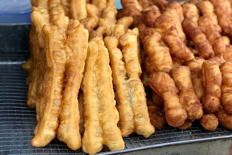 resep cakwe untuk jualan, resep cakwe, cara membuat cakwe, resep cakwe untuk pemula, camilan goreng, camilan gorengan kekinian, Resep Cakwe Kopong, Ini Trik Adonan Elastis Bikin Mengembang Sempurna