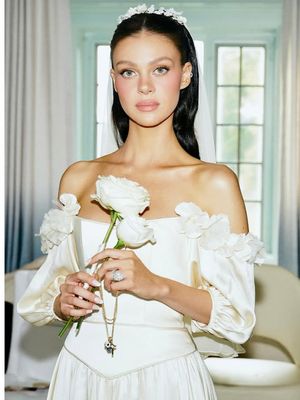 Brooklyn Beckham, Nicola Peltz, nicola peltz gaun vintage, 7 Detail Gaya Nicola Peltz Saat Pembaruan Janji Nikah, Pakai Gaun 1980-an Milik Ibu, 1. Gaun off-the-shoulder, 2. Body korset yang anggun, 3. Rok panjang jatuh natural, 4. Detail bunga pada lengan, 5. Tatanan rambut dan makeup, 6. Aksesori sederhana namun elegan, 7. Busana Brooklyn Beckham
