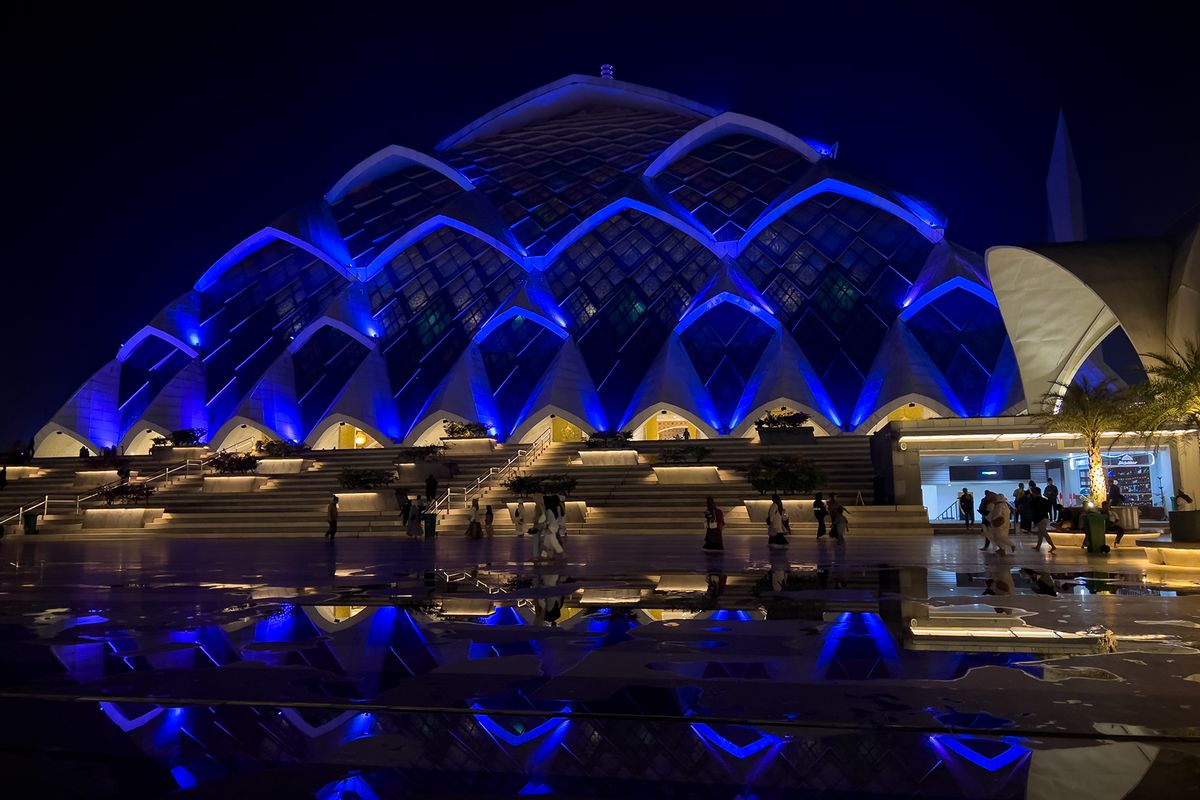 Masjid Al Jabbar, Pengalaman Pahit di Masjid Al Jabbar, Sandal Hilang karena Kecerobohan Ini