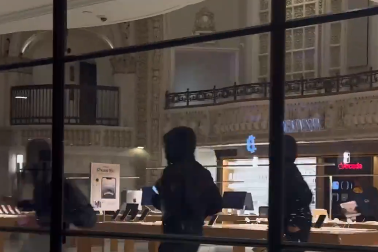 Donald Trump, Apple, Apple Store, apple, apple store, imigrasi AS, Apple Store Los Angeles Dijarah di Tengah Aksi Protes Kebijakan Trump