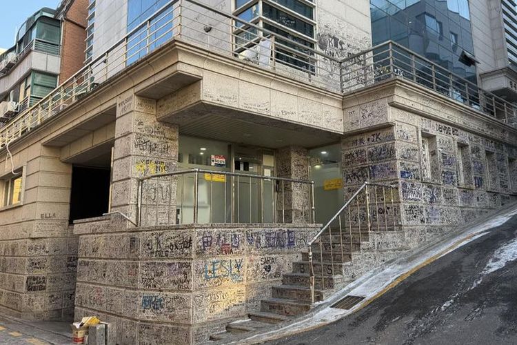 Berburu Jejak BTS di Korea Selatan, dari Gang Sempit hingga Pantai Ikonik, 1. Kantor Pusat HYBE Labels, Yongsan, 2. Kantor Lama BigHit, Nonhyeon-dong, 3. Restoran Yoojung Sikdang, 4. Geumdwaeji Sikdang, Distrik Jung, 5. Otsu Seiromushi, Yeouido, 6. Kafe Far Ben, Seongdong, 7. Pulau Nodeul, Yongsan, 8. Halte Bus Pantai Hyangho, Gangneung, 9. Pantai Maengbang, Samcheok, 10. Lapangan Terbang Mosan, Jecheon