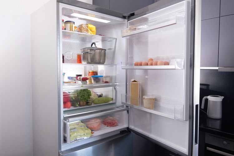 ayam beku, cara mencairkan ayam beku, cara mencairkan ayam beku dengan cepat, mencairkan ayam beku, mencairkan ayam beku dengan cepat, Lupa Mengeluarkan Ayam dari Freezer, Ini Cara Cepat Cairkan Ayam Beku, Langkah mencairkan ayam di microwave, Tanda ayam telah mencair sempurna, Waspadai ayam mulai matang, 1. Di kulkas, 2. Air dingin