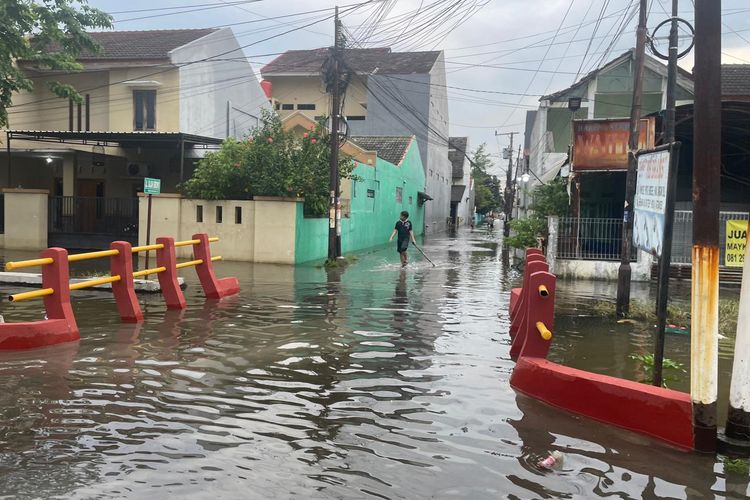 banjir semarang, banjir, banjir di Semarang, banjir kaligawe hari ini, Banjir Kaligawe, Takut Barang Dicuri, Warga Kaligawe Semarang Bertahan di Tengah Banjir, Bertahan Demi Rumah dan Barang Berharga, Khawatir Rumah Dimasuki Pencuri, Banjir Datang Setiap Tahun, Warga Sudah Menyesuaikan Diri, Ribuan Warga Masih Terdampak, Warga Mulai Terserang Gatal-Gatal