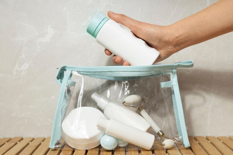 packing cubes, 5 Kesalahan Packing yang Harus Dihindari Wisatawan, 1. Bawa pakaian terlalu banyak, 2. Tidak menggunakan packing cubes, 3. Pakai koper yang tidak berkualitas, 4. Melupakan fungsi tas jinjing, 5. Tidak mengemas perlengkapan mandi dengan benar