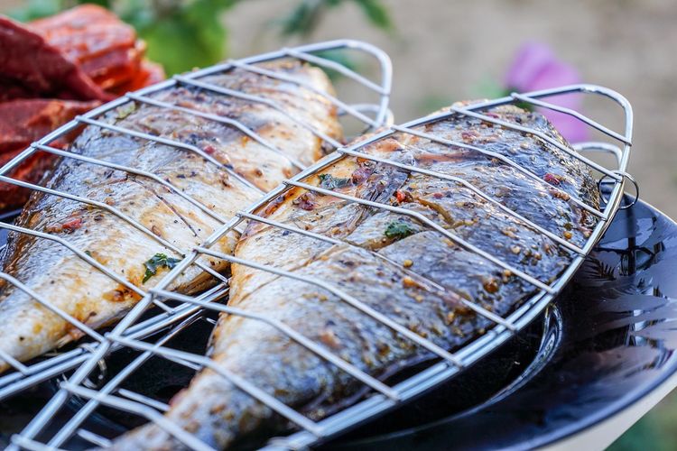 ikan bakar, Tips Masak Ikan Bakar agar Bumbunya Meresap Sempurna, Kuncinya 1 Ini, 1. Gunakan ikan segar untuk hasil terbaik, 2. Rendam dengan air asam agar tidak amis (Langkah kunci), 3. Rendam ikan dalam bumbu 15–45 menit, 4. Siapkan pemanggang yang tepat, 5. Bolak-balik dan olesi bumbu saat dibakar