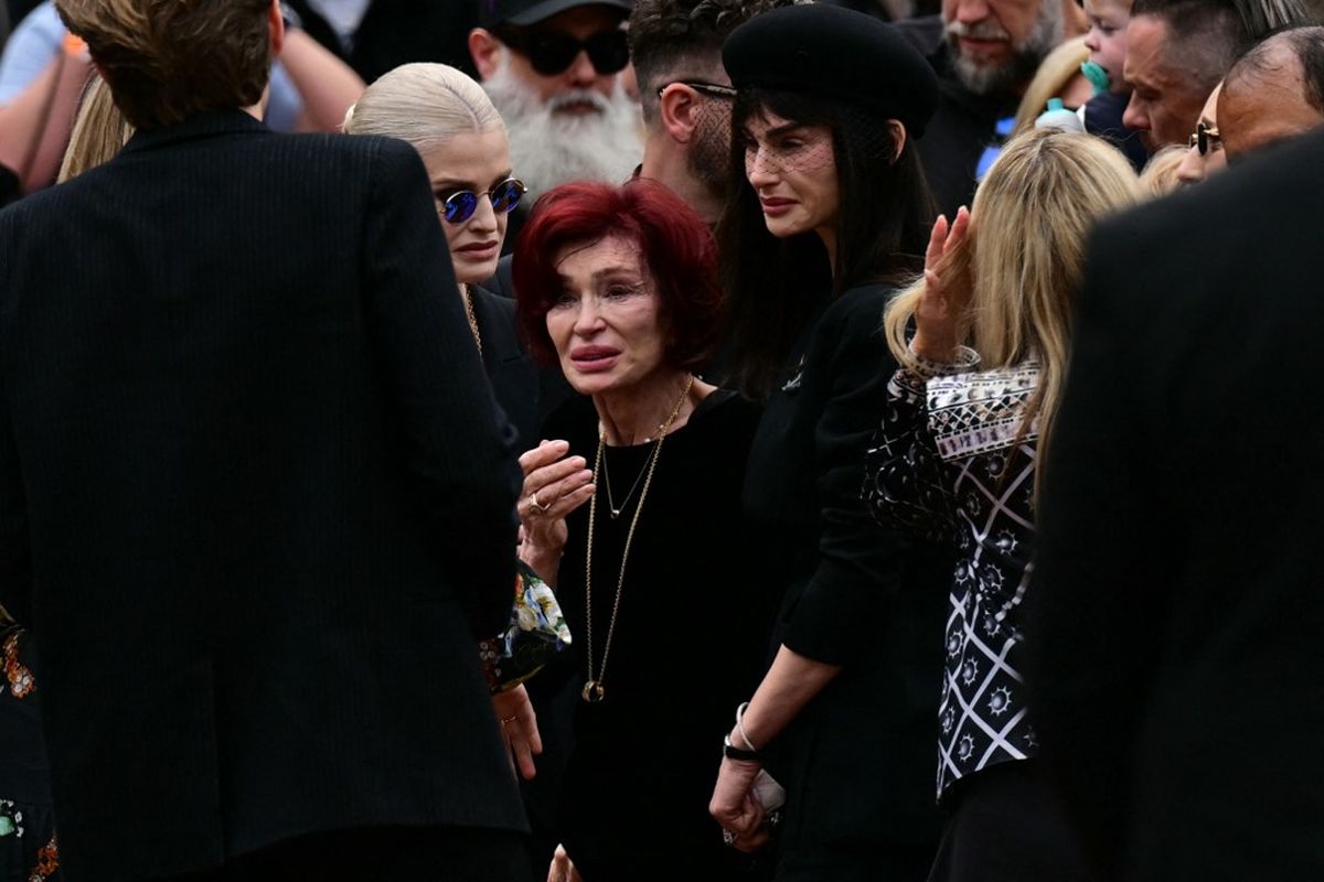 Ozzy Osbourne, Sharon Osbourne, Black Sabbath, pemakaman Ozzy Osbourne, Pemakaman Ozzy Osbourne, black sabbath, ozzy osbourne black sabbath, ozzy osbourne funeral, cincin ozzy osbourne, Pemakaman Ozzy Osbourne, Sharon Osbourne Pakai Cincin Nikah Sang Suami