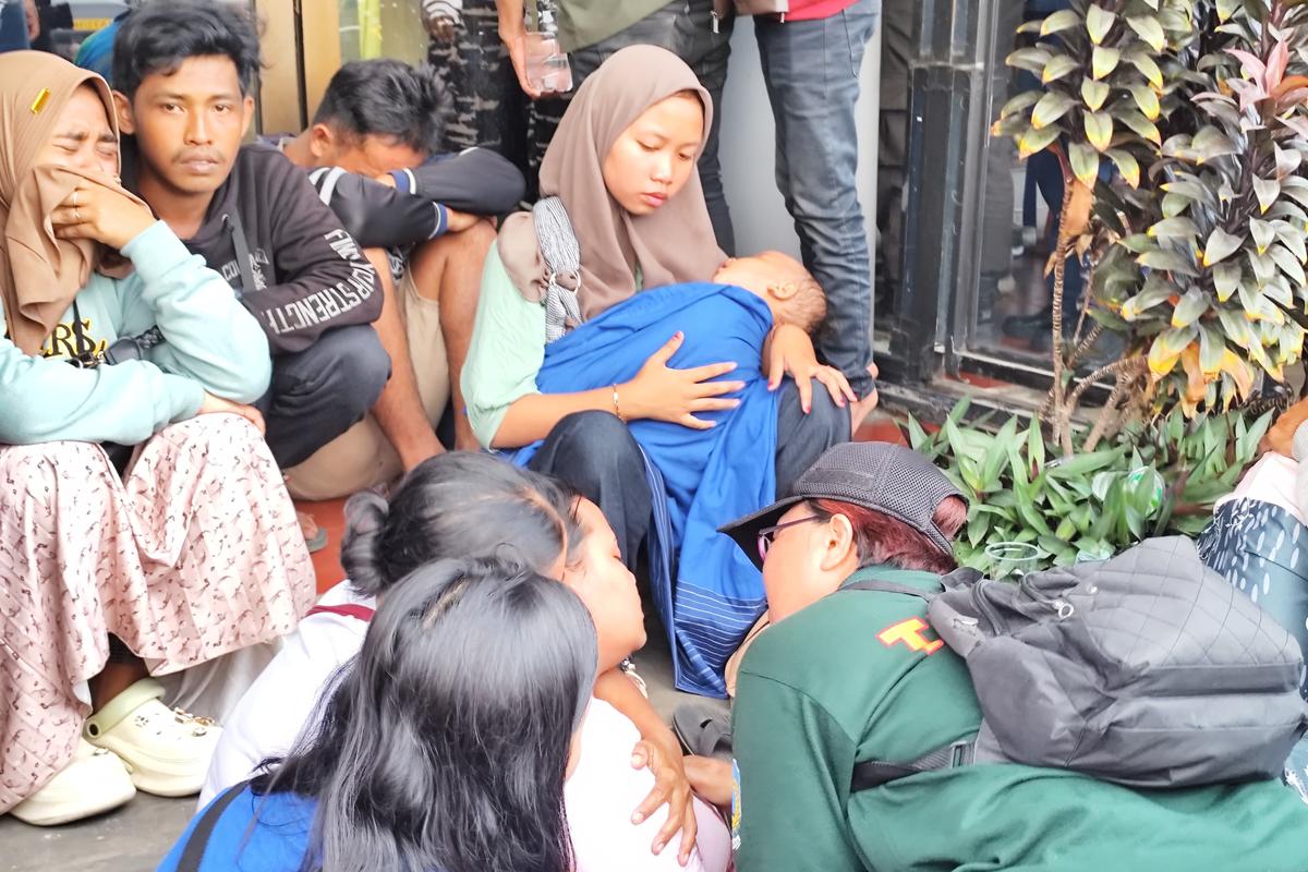 KMP Tunu Pratama Jaya, Selat Bali, KMP Tunu Pratama Jaya tenggelam, kecelakaan kapal, selat bali, KMP Tunu Pratama Jaya Tenggelam, kecelakaan kapal hari ini, penumpang kmp tunu pratama jaya, kecelakaan kapal selat bali, Korban Selamat Kapal Tenggelam Tiba di Ketapang, Pelukan dan Isak Tangis Warnai Penyambutan