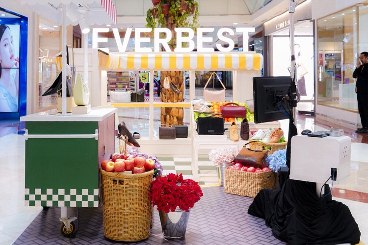 Ayla Dimitri, Everbest, Tips Styling Scarf ala Ayla Dimitri, Bikin Outfit Simpel Jadi Lebih Stylish, 1. Memahami teori warna sebelum styling, 2. Aksen minimal tapi berkarakter untuk pria, 3. Sentuhan playful dengan pirate scarf, 4. Membentuk siluet tubuh dengan scarf sebagai belt, 5. Menjaga keseimbangan volume