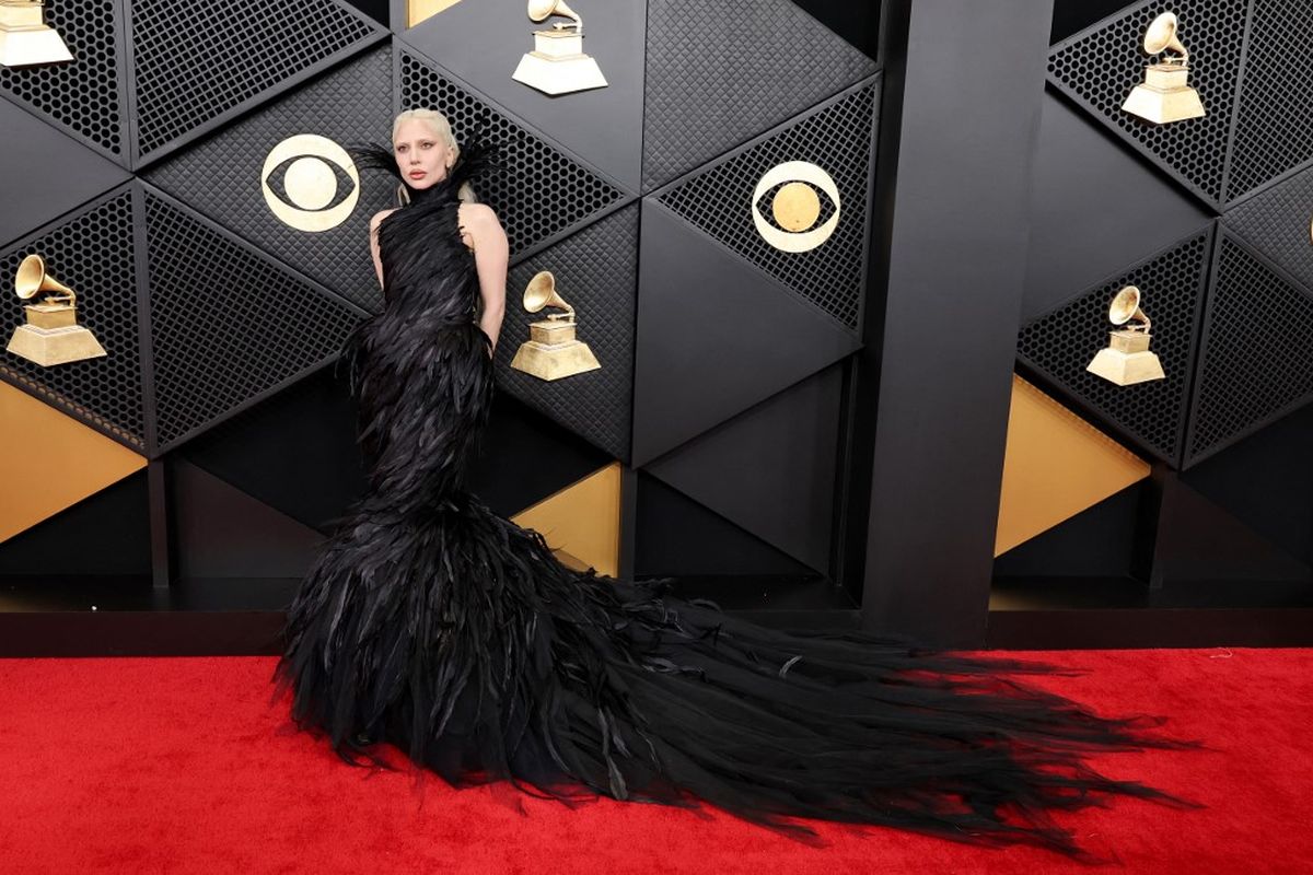 Mayhem, Grammy, Lady Gaga, Grammy Awards 2026, Lady Gaga Tampil Gotik dengan Gaun Bulu Hitam di Grammy Awards 2026, Penampilan Lady Gaga, Detail gaun yang jadi sorotan, Interpretasi gaya dan identitas artistik, Gaga dan tradisi fashion Grammy, Karier dan panggung Grammy