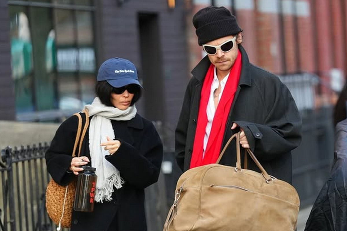 cincin berlian, Harry Styles Dikabarkan Bertunangan dengan Zoë Kravitz, Cincin Berlian Jadi Sorotan, Cincin dan momen kebersamaan, Hubungan berkembang cepat, Arah hubungan semakin jelas, Belum ada konfirmasi resmi