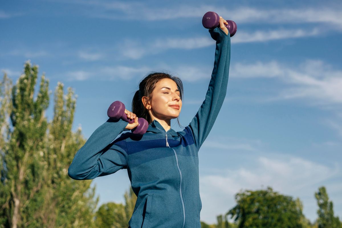 rutin berolahraga, olahraga, Rutin berolahraga, tips agar tetap rutin berolahraga, cara tetap rutin olahraga meski sibuk, membangun rutinitas olahraga, 7 Tips Tetap Rutin Berolahraga di Tengah Padatnya Kesibukan, Menurut Pelatih Kebugaran, 1. Hubungkan olahraga dengan rutinitas harian, 2. Libatkan orang lain agar lebih termotivasi, 3. Fokus pada konsistensi, bukan kesempurnaan, 4. Pilih jenis olahraga yang disukai, 5. Mulai dari exercise snacks, 6. Manfaatkan peralatan sederhana di rumah, 7. Jangan terlalu keras pada diri sendiri