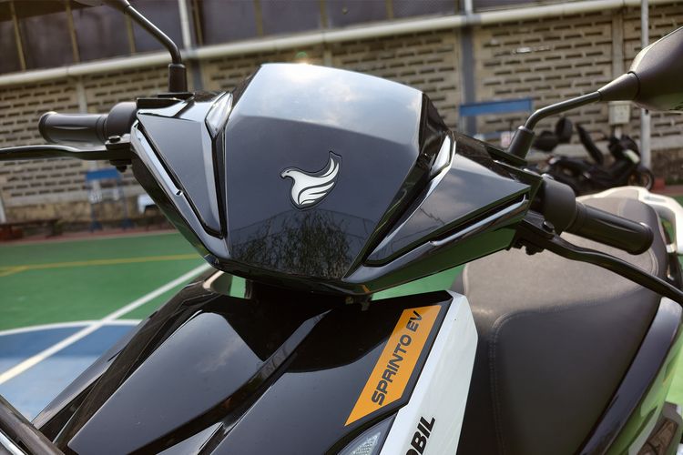 Sprinto, desain, motor listrik, Desain Indomobil Emotor Sprinto: Skutik Listrik Gaya Konvensional, Lekukan Bodi Samping dan Akomodasi Dek, Buritan yang Terasa Generik, Fitur Layar Sentuh dan Kompartemen Depan, Kapasitas Bagasi di Bawah Jok, Kesimpulan