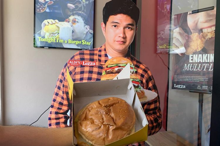 Grab Indonesia, Spikoe Resep Kuno, Pisang Goreng Madu Bu Nanik, Tip-Top Restaurant, RM Surya, Kopi Tuku, Lawless Burgerbar, Sushi Tei, 18 Kuliner di Indonesia yang Masuk Nominasi Penghargaan Versi Grab, 1. Spikoe Resep Kuno, 2. Nasi Goreng dan Nasi Kebuli Menteng, 3. Pisang Goreng Madu Bu Nanik, 4. Aldi's Burger, 5. Lalapan Buk Sun, 6. RM. Padang Saranani Anduonohu, 7. Falala Chocolate, 8. Tip-Top Restaurant, 9. Ayam Geprek Keprabon Express, 10. Bakso Titoti, 11. RM Surya, 12. Kopi Tuku, 13. Martabak Sinar Bulan, 14. Donat Bahagia, 15. Nasi Ayam Hainam Uncle Han's, 16. Kwetiau Akang, 17. Lawless Burgerbar, 18. Sushi Tei