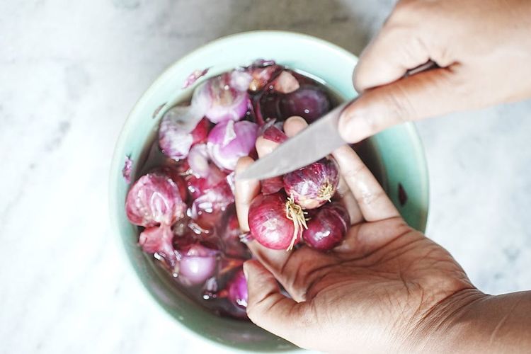 bawang merah, mengupas bawang merah, Bawang merah, Mengupas bawang merah, mengupas bawang merah tidak perih, mengupas bawang merah tidak menangis, Cara Mengupas Bawang Merah Tanpa Menangis, Pakai 5 Bahan Ini!, Lilin aromaterapi, Garam dapur, Kupas di depan air mengalir, Air panas, Masukkan bawang ke lemari es