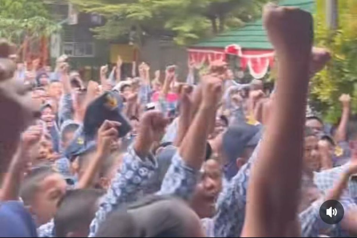 Kepsek dicopot jadi guru biasa, Kepsek Dicopot, kepsek SMPN 1 Prabumulih dicopot, kepsek di prabumulih dicopot, kepsek smpn 1 prabumulih, kepsek smpn 1 prabumulih dicpot, Kepsek SMPN 1 Prabumulih Kembali Bertugas, Disambut Meriah Ratusan Siswa