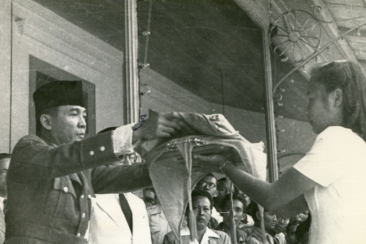 Bendera, Merah Putih, Bendera Pusaka, bendera, bendera pusaka, sejarah bendera merah putih Indonesia, sejarah bendera merah putih, duplikat bendera pusaka, Sejarah Bendera Pusaka Merah Putih, Dijahit Tangan oleh Ibu Fatmawati, Berkibarnya Bendera Pusaka pada Hari Proklamasi, Duplikasi Bendera Pusaka karena Kerapuhan, Filosofi Warna Merah Putih, Bendera Negara Diatur oleh Undang-Undang