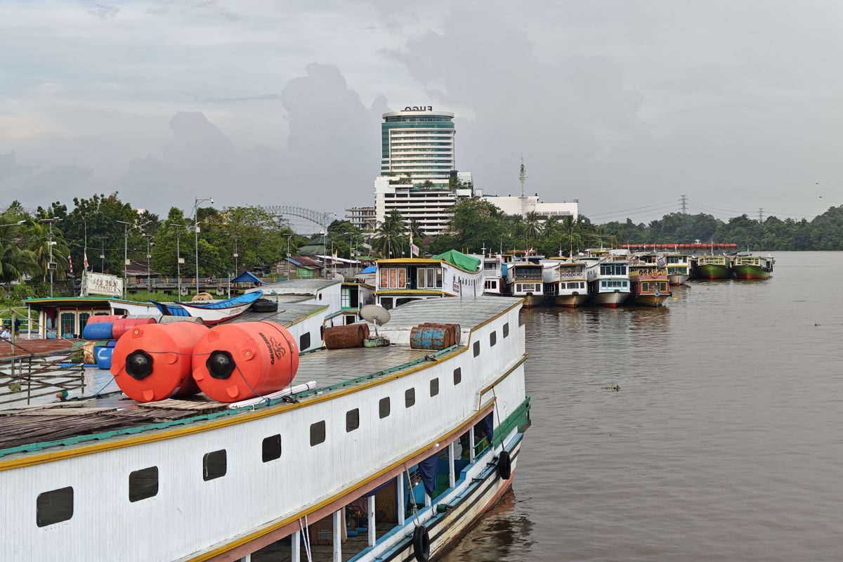 BBM subsidi, Mahakam Ulu, Puluhan Kapal Masih Mandek, Syarat Baru BBM Subsidi Picu Kekhawatiran Operasional, Syarat Grosse Akte: jadi tantangan baru pengusaha kapal, Dampak syarat baru terhadap operasional kapal, Imbas ketidakpastian bagi masyarakat dan ekonomi lokal, Potensi dampak terhadap aksi demonstrasi, Harapan terhadap kejelasan BBM subsidi