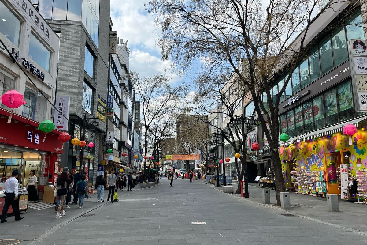 tempat belanja di Seoul, Wisata Seoul, Wisata Korea Selatan, tempat belanja di seoul, tempat belanja seoul, wisata korea selatan yang wajib dikunjungi, belanja di korea selatan, Pengalaman ke Insadong, Pasar Tradisional di Seoul yang Ramai Turis
