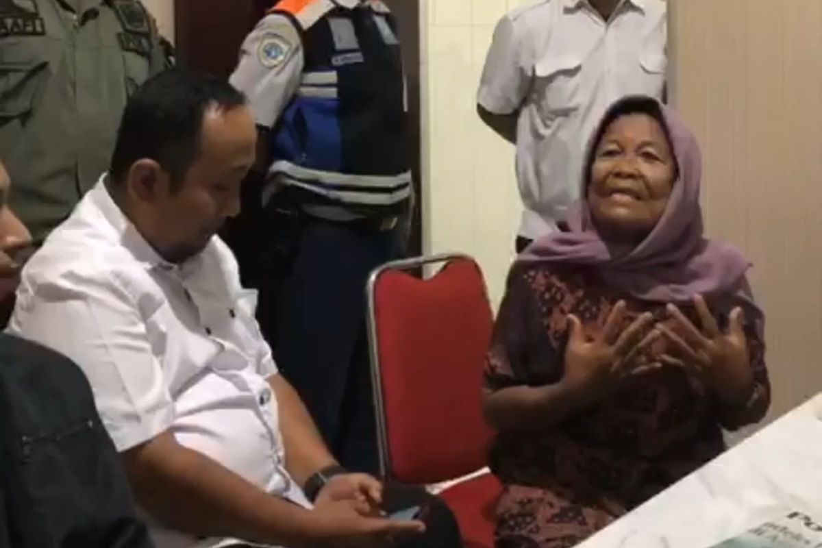 Surabaya, jukir liar di Surabaya, Jukir Surabaya, pungli jukir liar, jukir liar di surabaya, pabean surabaya, pungli jukir di pabean surabaya, ibu-ibu jadi jukir liar di surabaya, ibu-ibu jadi jukir liar, 5 Fakta Ibu-Ibu Jukir Liar di Surabaya Pungli Rp 10 Ribu, Karcis Parkir Kedaluwarsa Disita, 1. Tarif Parkir Digandakan, Korban Protes dan Rekam Video, 2. Bukan Pertama Kali, Jukir Liar Sudah Berulang Kali Melakukan Pungli, 3. Dishub Surabaya Tindak Tegas Pelaku, 4. Jukir Akui Kesalahan dan Minta Maaf, 5. Karcis Parkir Kedaluwarsa Disita