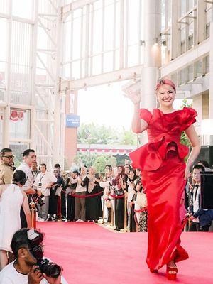 Marshanda, marshanda sekarang, marshanda la tahzan, 7 Gaya Marshanda di Gala Premiere La Tahzan, Anggun Serba Merah, 1. Gaun merah ruffles dramatis, 2. Makeup semi bold, 3. Lipstik merah merona, 4. Rambut sleek, 5. Perhiasan berkilau, 6. High Heels merah , 7. Serba merah yang perfect