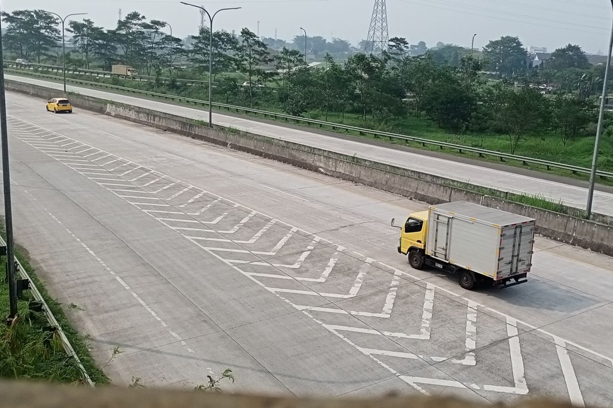 marka chevron, keselamatan lalu lintas, reducing marking, pengurangan kecepatan, Apa Itu Marka Chevron di Jalan Tol? Panduan Lengkap Untuk Pengemudi, Mengapa Marka Chevron Diperlukan di Jalan Tol?, Bagaimana Cara Kerja Marka Chevron?, Di Mana Saja Marka Chevron Diterapkan?, Apakah Efektivitas Marka Chevron Berkurang?